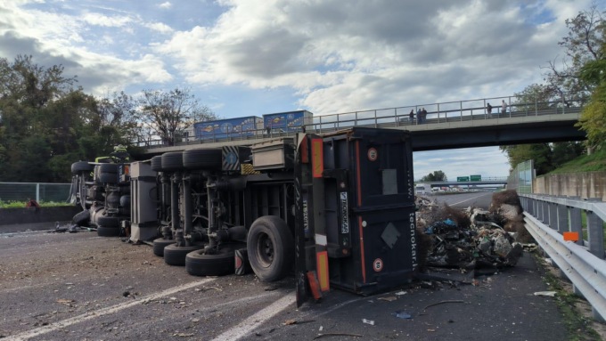 PONTECORVO/CASSINO: TIR SI RIBALTA SULL’ A1, AUTOSTRADA BLOCCATA