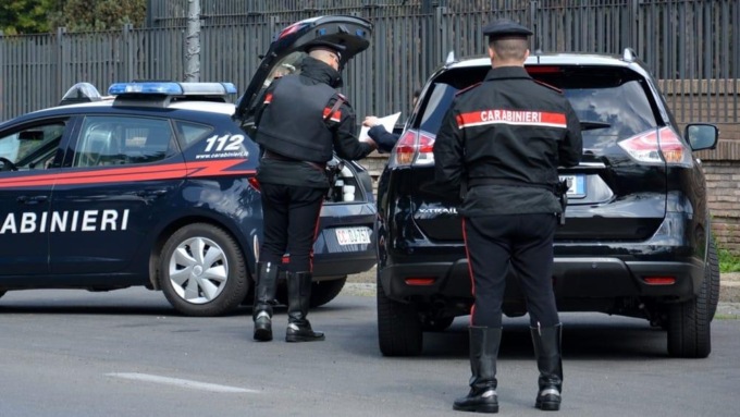ROMA: TENTA DI INVESTIRE CARABINIERE, CACCIA ALL’AUTO