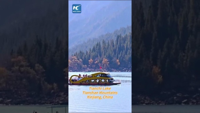Cina: Xinjiang, autunno vivace nel lago Tianchi attira turisti