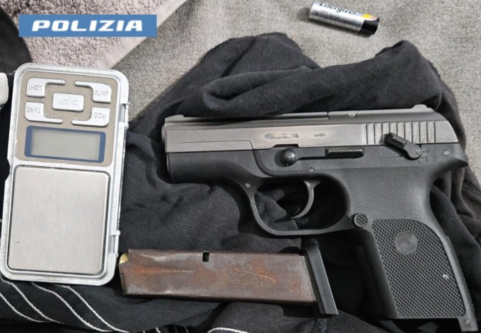 ROMA: PISTOLA IN CUCINA E DROGA NEL BIDET, ARRESTATO