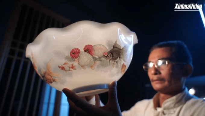 Cina: porcellana di Jingdezhen, sottile come un foglio di carta