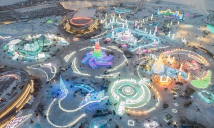 Cina: tour con visuale in prima persona dell'Ice-Snow World in costruzione ad Harbin