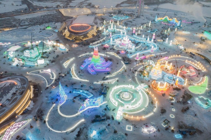 Cina: tour con visuale in prima persona dell’Ice-Snow World in costruzione ad Harbin