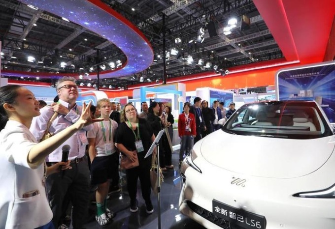 Cina: talenti stranieri visitano la CIIE di Shanghai
