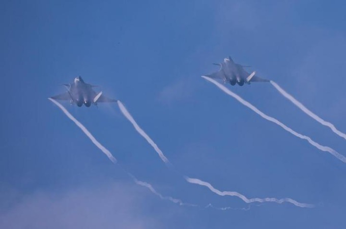 Cina: Zhuhai, caccia stealth nazionali, russi si esibiscono a Airshow China (1)