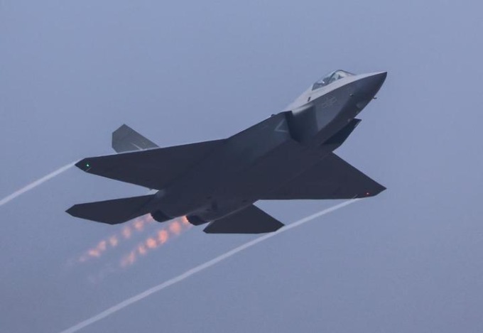 Cina: Zhuhai, caccia stealth nazionali, russi si esibiscono a Airshow China (2)