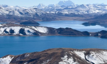 Cina: panorama del lago Yamzbog Yumco nello Xizang