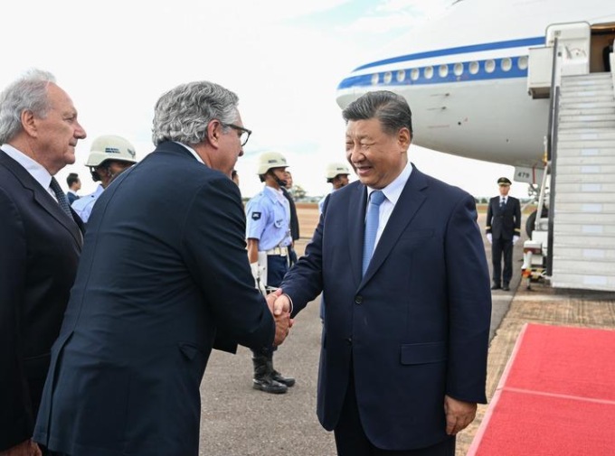 Brasile: Xi Jinping arriva a Brasilia (3)