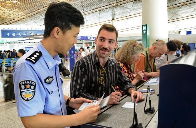 Cina: amplia supporto multilingue per linea telefonica di servizi immigrazione