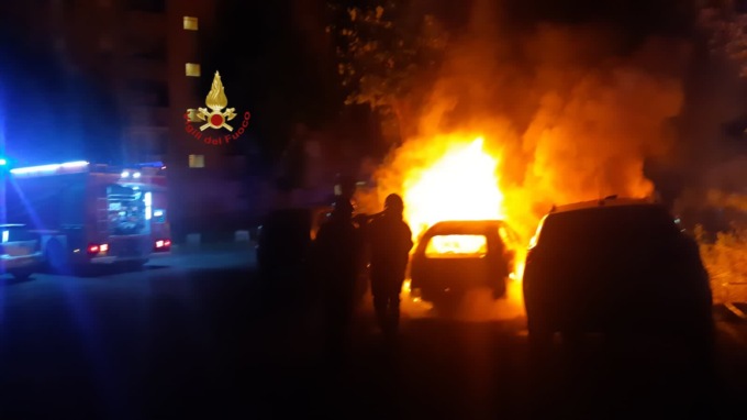 ROMA: LANCIANO FUMOGENI E DANNO FUOCO A 17 VEICOLI