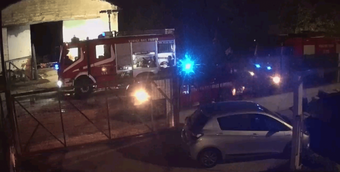 TERRACINA: UN INCENDIO DISTRUGGE CAPANNONE DI DEPOSITO BARCHE