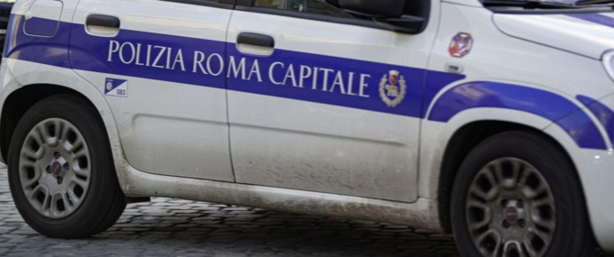 ROMA: INVESTITI TRE VIGILI DA UN CARABINIERE