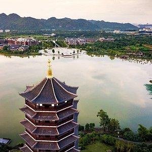 Cina: acrobazie aeree sul padiglione Tengwang