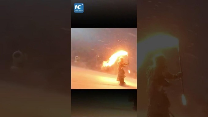 Cina: Jilin, le abilità di sciatori vestiti da personaggi “Black Myth: Wukong”