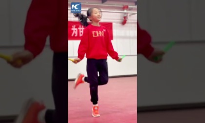 Cina: studenti mostrano notevoli abilità nel salto della corda