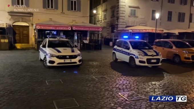 ROMA: AGENTI AGGREDITI AL SEMAFORO, UN ARRESTO