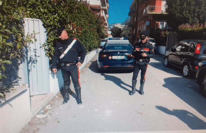 TERRACINA: AUTO DANNEGGIATE, INDAGANO I CARABINIERI