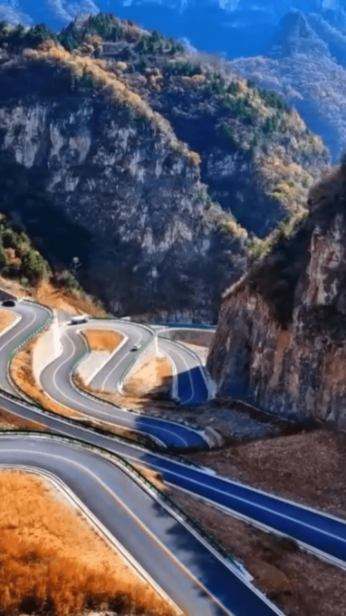 Cina: Vista aerea di un autostrada montana nello shanxi