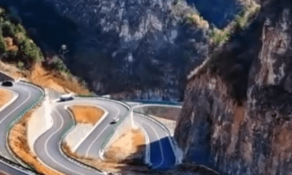 Cina: Vista aerea di un autostrada montana nello shanxi