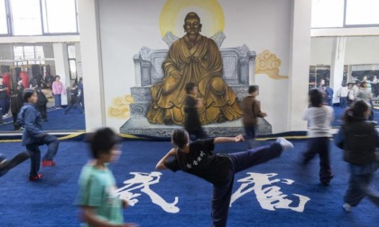 Cina: studenti praticano Tai Chi in una scuola di arti marziali a Shiyan (1)