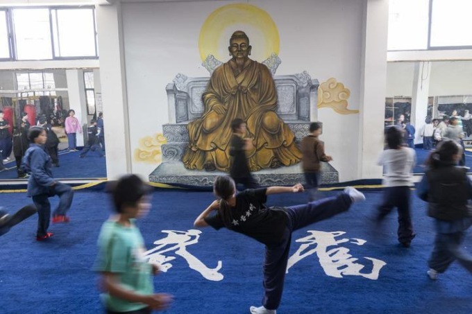 Cina: studenti praticano Tai Chi in una scuola di arti marziali a Shiyan (1)