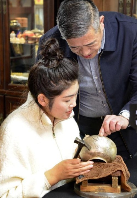 Cina: studio dell’erede dell’arte del mosaico in filigrana a Pechino (1)