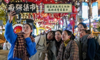 Cina: economia notturna a Kunming (1)