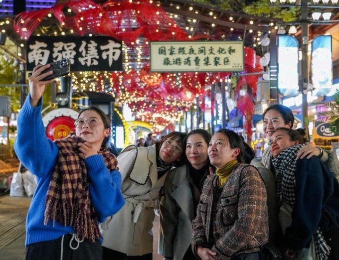 Cina: economia notturna a Kunming (1)