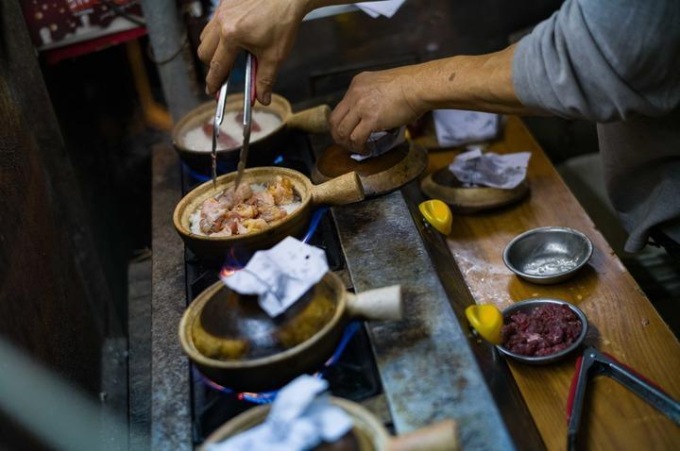 Cina: turisti esplorano le prelibatezze di Macao (1)