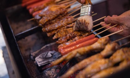 Cina: turisti esplorano le prelibatezze di Macao (3)
