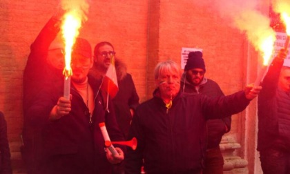 Tra fumogeni e slogan la protesta degli Ncc a Roma: “Stop ai decreti del governo”