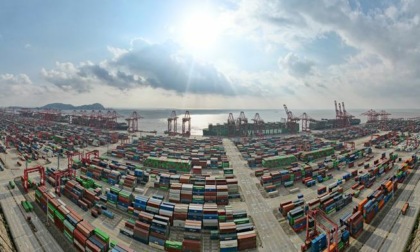 Cina: porto Shanghai registra flusso annuale container superiore a 50 mln TEU
