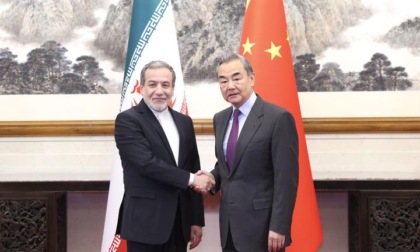 Cina-Iran: colloquio tra ministri degli Esteri Wang Yi e Seyyed Abbas Araghchi a Pechino