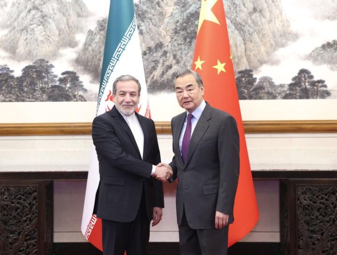 Cina-Iran: colloquio tra ministri degli Esteri Wang Yi e Seyyed Abbas Araghchi a Pechino