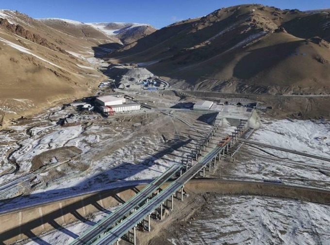 Cina: Xinjiang termina più lungo tunnel di superstrada attraverso difficili monti (1)