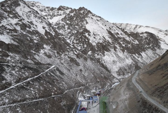 Cina: Xinjiang termina più lungo tunnel di superstrada attraverso difficili monti (2)