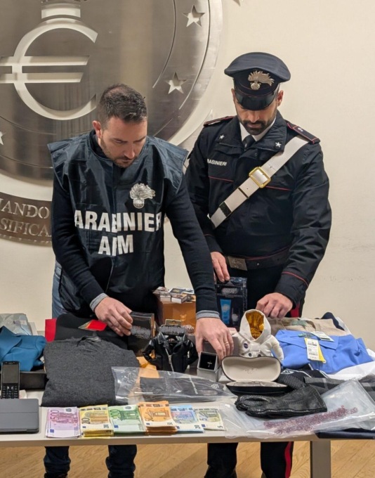 ROMA: SHOPPING NATALIZIO CON SOLDI FALSI