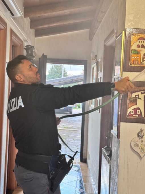 ROMA: INCENDIO IN CASA, 96ENNE SALVATA DAI POLIZIOTTI