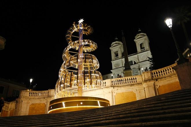 ROMA: SI ILLUMINA L’ALBERO DI TRINITA’ DEI MONTI