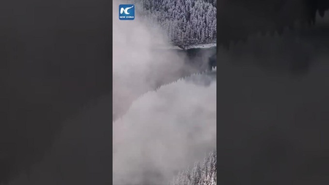 Cina: Sichuan, la neve ricopre Jiuzhaigou