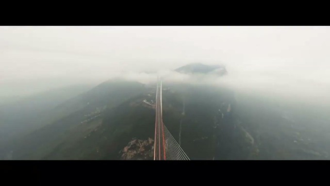 Cina: viaggio immersivo sul ponte più alto del mondo