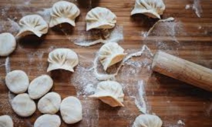 Cina: studenti internazionali imparano a preparare ravioli a Xi'an