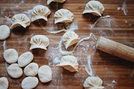 Cina: studenti internazionali imparano a preparare ravioli a Xi’an