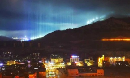 Cina: rari pilastri luminosi appaiono nell'Altay dello Xinjiang