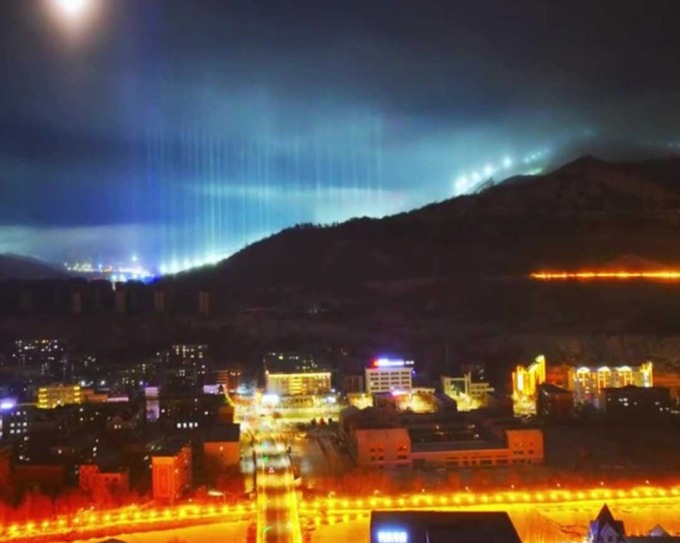 Cina: rari pilastri luminosi appaiono nell’Altay dello Xinjiang