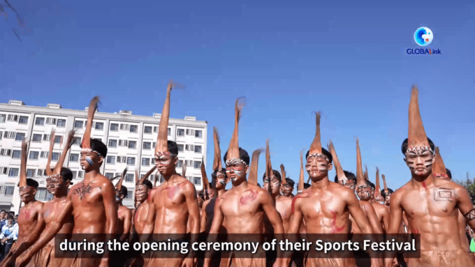 Cina: danza di guerra al festival dello sport in una scuola superiore dello Yunnan