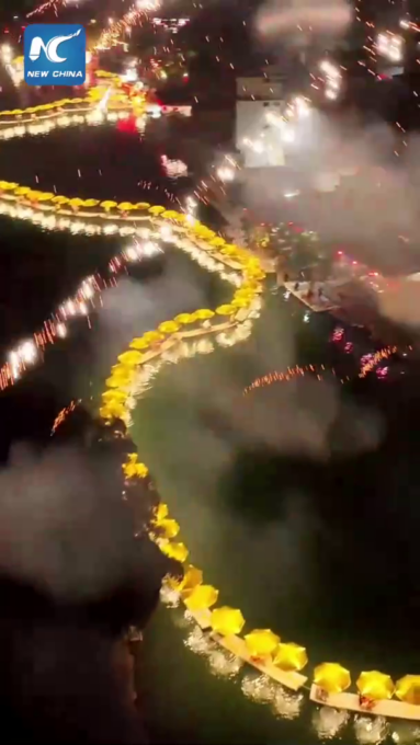 Cina: Guangxi celebra festa di pesca notturna con “drago d’oro” sul fiume