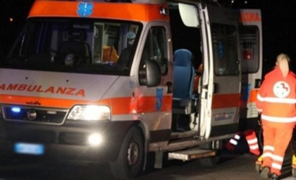 Si schiantano contro un muretto, feriti due giovani