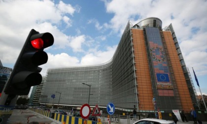UE: normativa sull'IA, spinta verso "uomo contro macchina" o "uomo + macchina"?