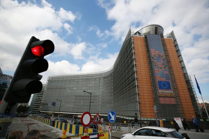 UE: normativa sull’IA, spinta verso “uomo contro macchina” o “uomo + macchina”?